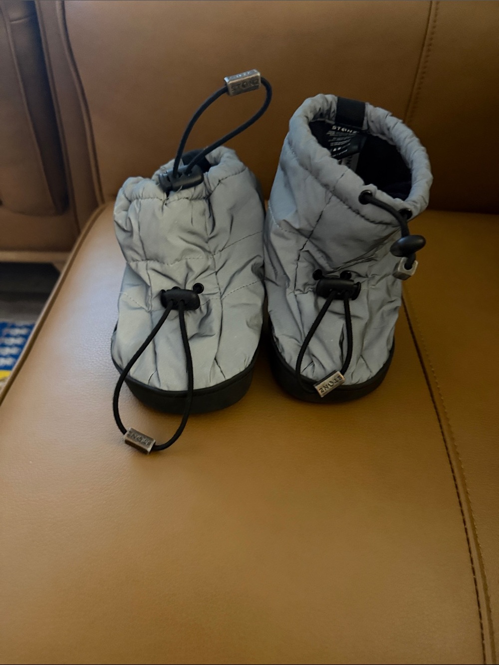 Stonz Kids Silver Puffy Booties with Black Soles - size large